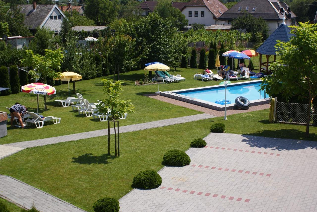 Kek Vendeghaz Family Resort Gyenesdias Exterior photo