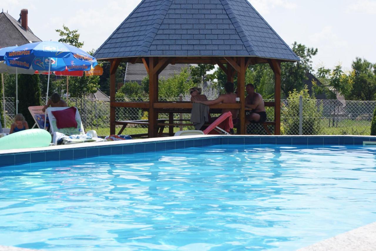 Kek Vendeghaz Family Resort Gyenesdias Exterior photo