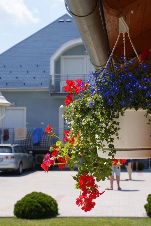 Kek Vendeghaz Family Resort Gyenesdias Exterior photo