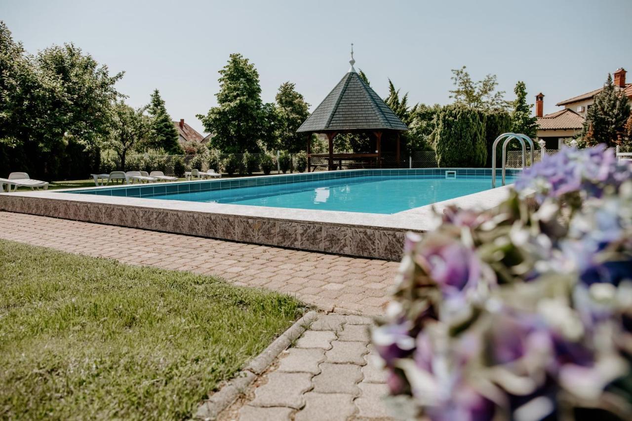 Kek Vendeghaz Family Resort Gyenesdias Exterior photo